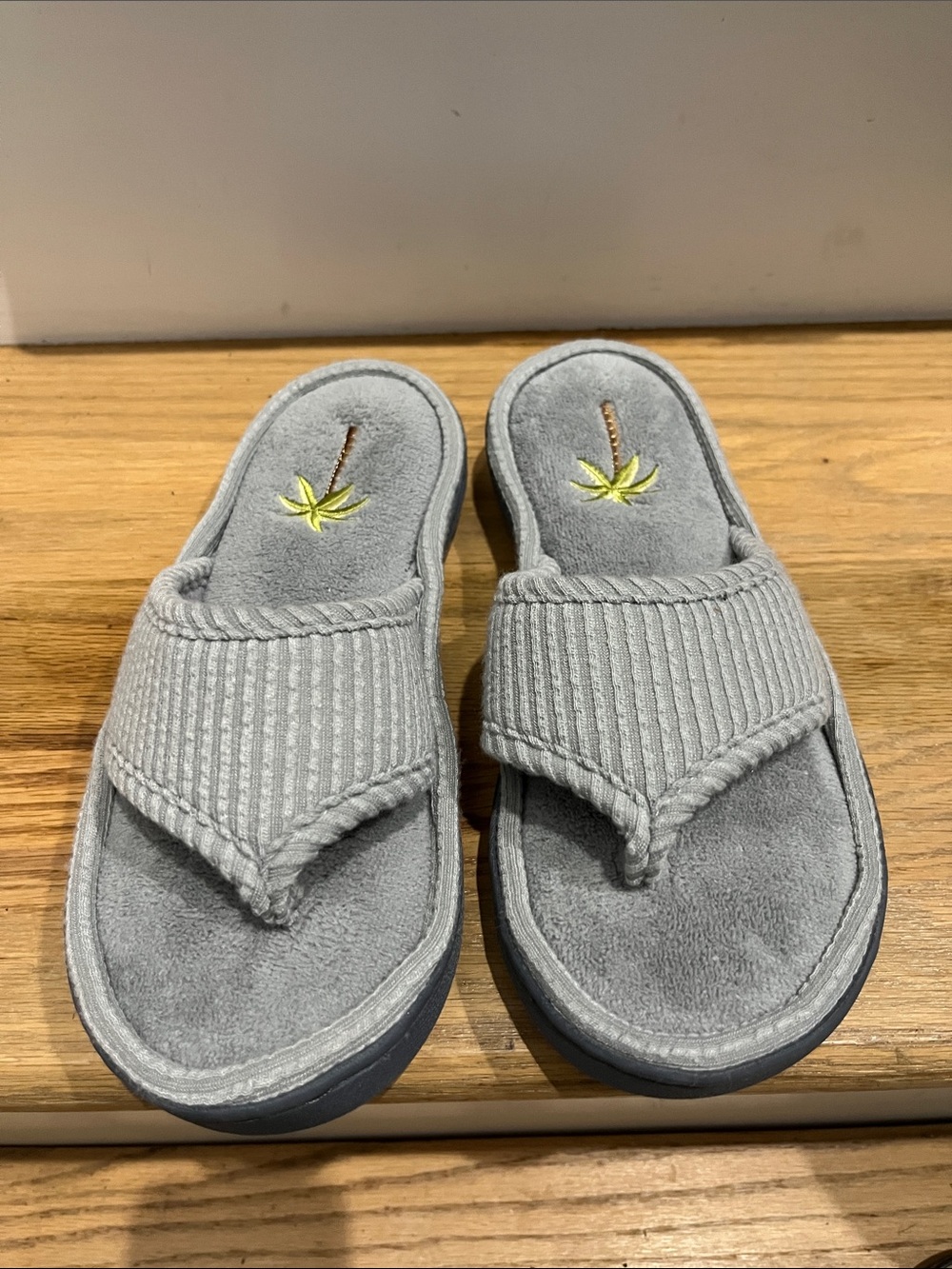 isotoner Gray Plush Ribbed Thong Flip Flop Sandals with Leaf Accent